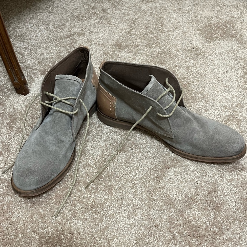 Men’s gray Chukkas